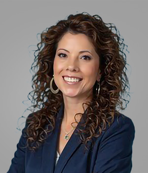 Lisa Munoz headshot on gray background