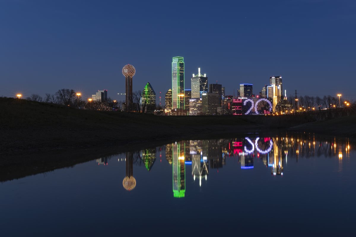 the dallas, tx skyline at night